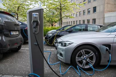 (FILES) This file photo taken on April 30, 2019 shows electric cars being charged on a street in the Norwegian capital Oslo. - In 2020, Norway became the first country in the world where electrics cars accounted for more than 50 percent of new cars registered, according to figures published Tuesday, January 5, 2021 by an industry group. (Photo by Jonathan NACKSTRAND / AFP)<!-- NICAID(14683387) -->