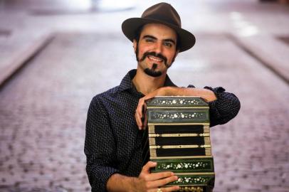  PORTO ALEGRE, RS, BRASIL, 30-12-2020: O musico Fernando Avila com o bandoneon dele na Casa de Cultura Mario Quintana, na regiao central. Uma peca do instrumentista e a primeira do Brasil a ser tocada no maior festival de acordeon do mundo. (Foto: Mateus Bruxel / Agencia RBS)Indexador: Mateus Bruxel<!-- NICAID(14680004) -->