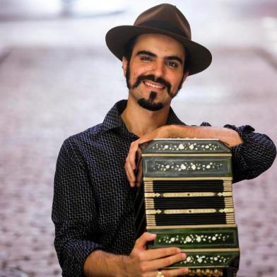  PORTO ALEGRE, RS, BRASIL, 30-12-2020: O musico Fernando Avila com o bandoneon dele na Casa de Cultura Mario Quintana, na regiao central. Uma peca do instrumentista e a primeira do Brasil a ser tocada no maior festival de acordeon do mundo. (Foto: Mateus Bruxel / Agencia RBS)Indexador: Mateus Bruxel<!-- NICAID(14680004) -->