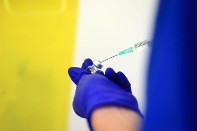  Nurse Practitioner Terri Welch prepares a dose of the Pfizer-BioNTech Covid-19 vaccine, at the Haxby and Wigginton Group Medical Practice in Haxby, northern England on December 22, 2020. - Europe is expected to start a massive vaccination campaign after Christmas following the United States and Britain, which have begun giving jabs with an approved Pfizer-BioNTech shot, one of several leading candidates. (Photo by Lindsey Parnaby / AFP)Editoria: HTHLocal: HaxbyIndexador: LINDSEY PARNABYSecao: diseaseFonte: AFPFotógrafo: STR<!-- NICAID(14674290) -->