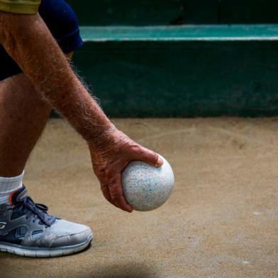  PORTO ALEGRE, RS, BRASIL, 13-11-2019: Final do 28º Campeonato Municipal de Bocha (categoria senior, piso natural) na cancha na União dos Veteranos da Bocha (UVA), na zona norte. A competição ocorre desde 1992 e os jogos são realizados desde abril. (Foto: Mateus Bruxel / Agência RBS)Indexador: Mateus Bruxel<!-- NICAID(14325231) -->