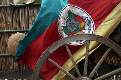  PORTOALEGRE-RS-BR 07.09.2016Acampamento Farroupilha. 180 anos da República Rio-Grandense.Roda de carreta com a bandeira do Rio Grande do Sul.FOTÓGRAFO: TADEU VILANI - AGÊNCIARBS<!-- NICAID(12426854) -->