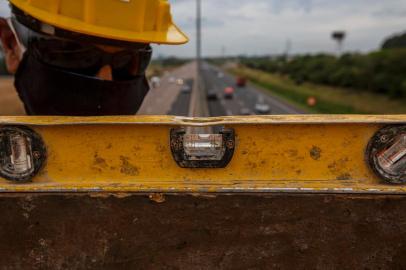  GRAVATAÍ, RS, BRASIL - 05.01.2020 - Obras de acessos que estão sendo construídas na Freeway. Quilômetro 80, em Gravataí, na continuidade da ruas Jorge Tadeu, Nutrella e Vicinal Junção. (Foto: Jefferson Botega/Agencia RBS)Indexador: Jefferson Botega<!-- NICAID(14683936) -->