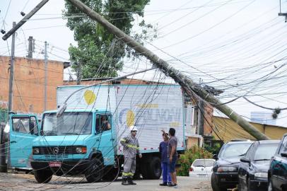  PORTO ALEGRE,RS,BRASIL.2021,01,06.Caminhão ao trefegar pela Rua Barão do Bagé,na  Vila Jardim,arrasta fios e postes deixando a população sem luz.(RONALDO BERNARDI/AGENCIA RBS).<!-- NICAID(14684394) -->