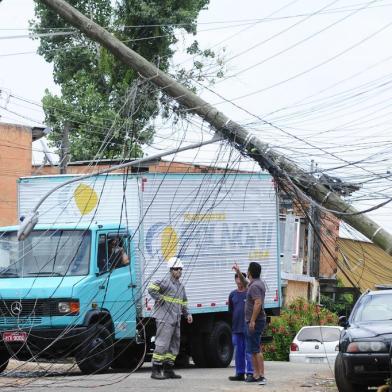  PORTO ALEGRE,RS,BRASIL.2021,01,06.Caminhão ao trefegar pela Rua Barão do Bagé,na  Vila Jardim,arrasta fios e postes deixando a população sem luz.(RONALDO BERNARDI/AGENCIA RBS).<!-- NICAID(14684394) -->