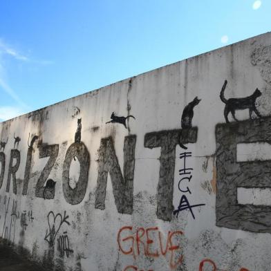  PORTO ALEGRE -RS  - BR - 24.04.2019Muro na avenida Mauá, separando a cidade do cais do Porto.FOTÓGRAFO: TADEU VILANI AGêNCIA RBS<!-- NICAID(14051278) -->