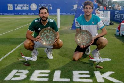  o caxiense Marcelo Demoliner, 29 anos, conquistou nesta sexta-feira o seu primeiro título em torneios da ATP. Ele e o mexicano Santiago Gonzalez venceram a final do ATP 250 de Antalya, na Turquia, em confronto apertado contra os holandeses Sander Arends e Matwe Middelkoop. A decisão acabou em 2 sets a 1, com parciais de 7/5, 6/7 (6/8) e 10/8, após 1h35min.<!-- NICAID(13625209) -->