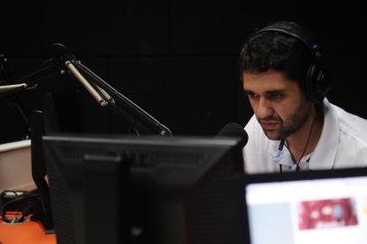  CAXIAS DO SUL, RS, BRASIL (14/02/2020)Show dos esportes edição Gaúcha Serra com apresentação de Eduardo Costa e Pedro Petrucci. Convidado, meia do Caxias Carlos Alberto da Silva. (Antonio Valiente/Agência RBS)<!-- NICAID(14420222) -->