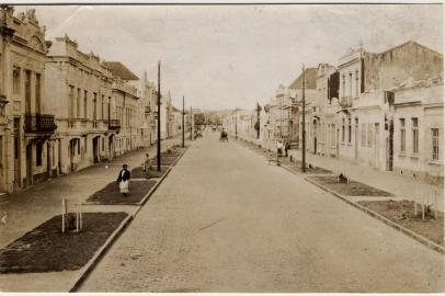  República, anos 1920: calçadas largas e arborização <!-- NICAID(14683807) -->