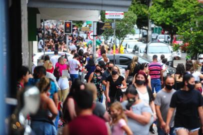  CAXIAS DO SUL, RS, BRASIL, 19/12/2020. Movimento no comércio no último fim de semana antes do Natal. Muita gente pelas ruas apesar da pandemia. Maioria de máscaras, aproveitando para fazer as compras natalinas. (Porthus Junior/Agência RBS)<!-- NICAID(14672721) -->