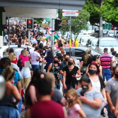  CAXIAS DO SUL, RS, BRASIL, 19/12/2020. Movimento no comércio no último fim de semana antes do Natal. Muita gente pelas ruas apesar da pandemia. Maioria de máscaras, aproveitando para fazer as compras natalinas. (Porthus Junior/Agência RBS)<!-- NICAID(14672721) -->