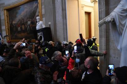  Supporters of US President Donald Trump protest in the US Capitols Rotunda on January 6, 2021, in Washington, DC. - Demonstrators breeched security and entered the Capitol as Congress debated the a 2020 presidential election Electoral Vote Certification. (Photo by Saul LOEB / AFP)Editoria: POLLocal: WashingtonIndexador: SAUL LOEBSecao: electionFonte: AFPFotógrafo: STF<!-- NICAID(14684755) -->