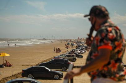  RIO GRANDE, RS, BRASIL - 06.01.2020 - Ambiental da praia do Cassino. Na imagem, caminhão de som com o locutor animador Carlos Gentil, ele falava palavras de conscientização para as pessoas em Relação ao combate ao Coronavírus. (Foto: Jefferson Botega/Agencia RBS)Indexador: Jefferson Botega<!-- NICAID(14684771) -->