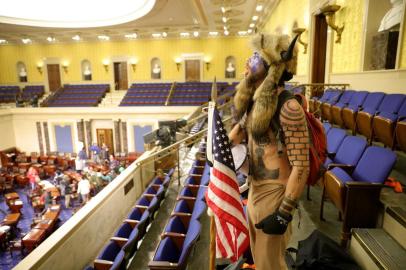 Congress Holds Joint Session To Ratify 2020 Presidential ElectionWASHINGTON, DC - JANUARY 06: A protester yells inside the Senate Chamber on January 06, 2021 in Washington, DC. Congress held a joint session today to ratify President-elect Joe Bidens 306-232 Electoral College win over President Donald Trump. Pro-Trump protesters entered the U.S. Capitol building during mass demonstrations in the nations capital.   Win McNamee/Getty Images/AFPEditoria: POLLocal: WashingtonIndexador: WIN MCNAMEESecao: GovernmentFonte: GETTY IMAGES NORTH AMERICAFotógrafo: STF<!-- NICAID(14684788) -->