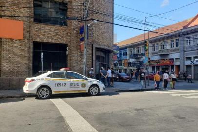 Criminosos assaltaram na tarde desta quarta-feira (6) uma agência do banco Itaú na rua Comendador Manoel Pereira esquina com a Coronel Vicente, no Centro Histórico de Porto Alegre. Conforme a Brigada Militar, cinco homens entraram no banco e anunciaram o roubo. O grupo rendeu primeiro os vigilantes e, em seguida, outros funcionários e clientes. Fotos: Eduardo Paganella/Agência RBS<!-- NICAID(14684918) -->