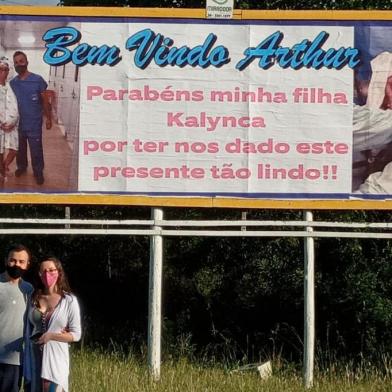  Quem passar pelas proximidades da Casa de Pedra, na Perimetral Norte, em Caxias do Sul, poderá presenciar um outdoor inusitado. Trata-se de uma homenagem que o gerente operacional da Miradoor, Rodrigo Rezer Frazzon, 43 anos, fez para parabenizar a filha Kalynca Eduarda Frazzon, 23, pelo nascimento do pequeno Arthur.<!-- NICAID(14684916) -->