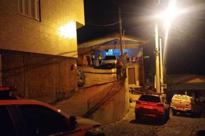 Criminosos armados invadiram uma residência em Bento Gonçalves, na Serra, e mataram a tiros quatro homens na noite desta quarta-feira (6). O crime ocorreu na Rua Lajeadense, no bairro Municipal, por volta das 23h.<!-- NICAID(14685228) -->