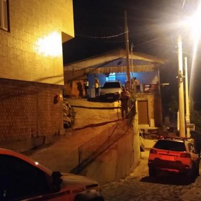 Criminosos armados invadiram uma residência em Bento Gonçalves, na Serra, e mataram a tiros quatro homens na noite desta quarta-feira (6). O crime ocorreu na Rua Lajeadense, no bairro Municipal, por volta das 23h.<!-- NICAID(14685228) -->