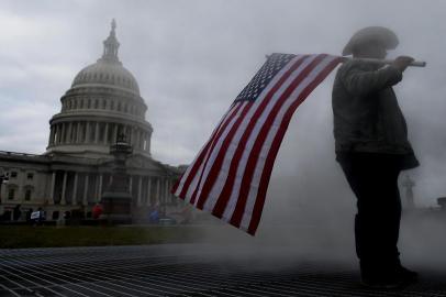  Supporters of US President Donald Trump hold a rally outside the US Capitol as they protest the upcoming electoral college certification of Joe Biden as President in Washington, DC on January 6, 2021. - Joe Biden's Democratic Party took a giant step Wednesday towards seizing control of the US Senate as they won the first of two Georgia run-offs, hours before Congress was set to certify the president-elect's victory over Donald Trump. (Photo by Olivier DOULIERY / AFP)Editoria: POLLocal: WashingtonIndexador: OLIVIER DOULIERYSecao: politics (general)Fonte: AFPFotógrafo: STF<!-- NICAID(14684518) -->