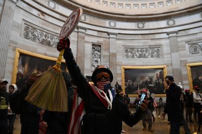  Supporters of US President Donald Trump enter the US Capitol's Rotunda on January 6, 2021, in Washington, DC. - Demonstrators breeched security and entered the Capitol as Congress debated the a 2020 presidential election Electoral Vote Certification. (Photo by Saul LOEB / AFP)Editoria: POLLocal: WashingtonIndexador: SAUL LOEBSecao: electionFonte: AFPFotógrafo: STF<!-- NICAID(14684710) -->