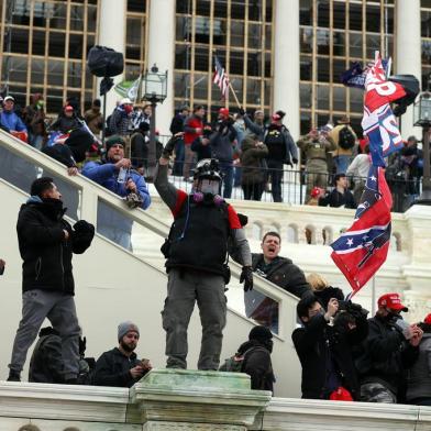 Trump Supporters Hold Stop The Steal Rally In DC Amid Ratification Of Presidential ElectionWASHINGTON, DC - JANUARY 06: Protesters gather outside the U.S. Capitol Building on January 06, 2021 in Washington, DC. Pro-Trump protesters entered the U.S. Capitol building after mass demonstrations in the nations capital during a joint session Congress to ratify President-elect Joe Bidens 306-232 Electoral College win over President Donald Trump.   Tasos Katopodis/Getty Images/AFPEditoria: POLLocal: WashingtonIndexador: TASOS KATOPODISFonte: GETTY IMAGES NORTH AMERICAFotógrafo: STR<!-- NICAID(14684839) -->