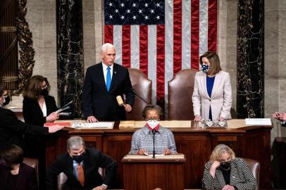  Vice President Mike Pence and House Speaker Nancy Pelosi preside over a Joint session of Congress to certify the 2020 Electoral College results after supporters of President Donald Trump stormed the Capitol earlier in the day on Capitol Hill in Washington, DC on January 6, 2020. - Members of Congress returned to the House Chamber after being evacuated when protesters stormed the Capitol and disrupted a joint session to ratify President-elect Joe Bidens 306-232 Electoral College win over President Donald Trump. (Photo by Erin Schaff / POOL / AFP)Editoria: POLLocal: WashingtonIndexador: ERIN SCHAFFSecao: electionFonte: POOLFotógrafo: STR<!-- NICAID(14685223) -->