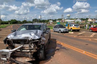 Três pessoas morreram e  uma criança de 4 anos ficou gravemente ferida em um acidente entre um carro e uma caminhonete na BR-472, em Santa Rosa, no Noroeste do RS. A colisão ocorreu por volta das 14h desta quinta-feira (7) no trevo de acesso ao município. Foto autorizada por Gelson Waier/Rádio Mais FM<!-- NICAID(14685851) -->