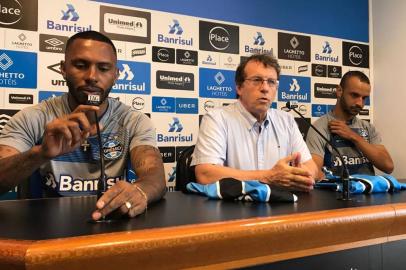 Thaciano e Paulo Miranda, novos reforços do Grêmio, em apresentação oficial <!-- NICAID(13355695) -->