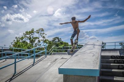  PORTO ALEGRE, RS, BRASIL - 04.01.2021 - A pista de skate da Restinga, na Zona Sul de Porto Alegre, foi inaugurada. Com 674 metros quadrados, foi construída por meio de emenda parlamentar do então deputado federal e ex-prefeito Nelson Marchezan Júnior. Na foto, Vinicius Rodrigues da Silva. (Foto: Isadora Neumann/Agencia RBS)Indexador: ISADORA NEUMANN<!-- NICAID(14683070) -->