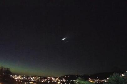 A passagem de um meteoro tipo fireball de magnitude -5 foi vista por diversos moradores da Região Oeste do Rio Grande do Sul na madrugada deste sábado (9). O fenômeno, que durou cerca de sete segundos, entrou na atmosfera a uma altitude de 80 quilômetros.<!-- NICAID(14687013) -->