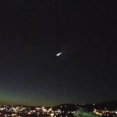 A passagem de um meteoro tipo fireball de magnitude -5 foi vista por diversos moradores da Região Oeste do Rio Grande do Sul na madrugada deste sábado (9). O fenômeno, que durou cerca de sete segundos, entrou na atmosfera a uma altitude de 80 quilômetros.<!-- NICAID(14687013) -->