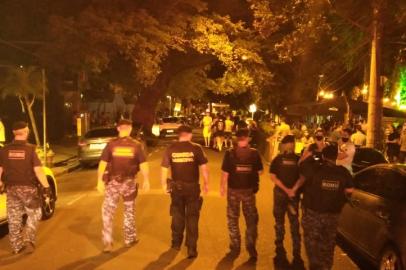 A Guarda Municipal fez operações entre a noite de sexta (8) e a madrugada deste sábado (9) para dispersar aglomerações que ocorriam em pontos de tradicional vida noturna em Porto Alegre. As medidas, tentativas de evitar a disseminação do coronavírus, ocorreram nas ruas Fernando Machado, Padre Chagas, General Lima e Silva, no Largo dos Açorianos e na Praça XV de Novembro. 