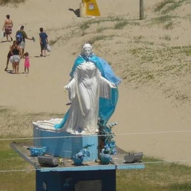 A tradicional Festa de Iemanjá da Praia do Cassino, em Rio Grande, que costuma atrair mais de 150 mil pessoas, será digital em 2021. A proposta foi criada pela União Rio Grandina de Cultos Umbandistas e Afro Brasileiros e aceita pela prefeitura da cidade. A celebração será feita através de uma transmissão ao vivo nas redes sociais.