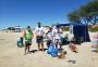 Surfistas fazem mutirão para limpar areia na beira da praia em Rainha do Mar