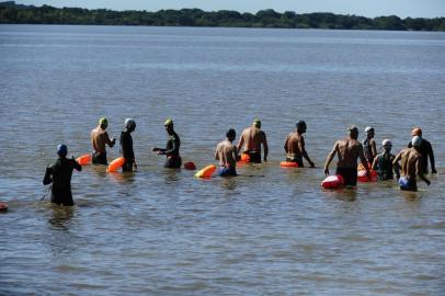  PORTO ALEGRE,RS,BRASIL.2021,01,09.Projeto Nadando Pelos Cartões Postais,iniciativa que busca unir esporte e a concientizaçãoecológica com as atividades de águas abertas.(RONALDO BERNARDI/AGENCIA RBS).<!-- NICAID(14687040) -->