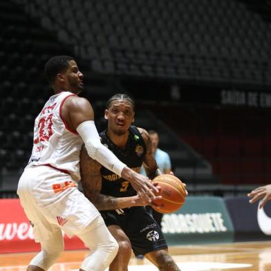 Caxias do Sul Basquete x Mogi das Cruzes, pelo NBB, no Ginásio Wlamir Marques, em São Paulo.<!-- NICAID(14687301) -->