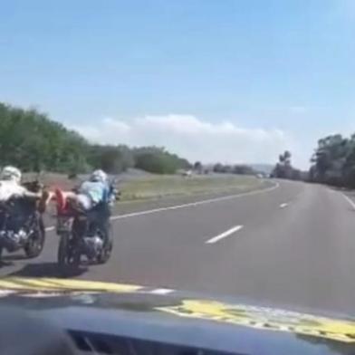 Polícia Rodoviária intercepta motociclistas fazendo malabarismo na BR-116<!-- NICAID(14687449) -->