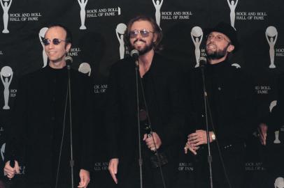 US-MUSIC-ROCK AND ROLL-HALL OF FAMEThe music group The Bee Gees consisting of brothers (From left) Robin, Barry and Maurice Gibb appear backstage after they were inducted into the Rock and Roll Hall of Fame during a ceremony at a Cleveland, OH hotel 06 May 1997. Ten people or musical groups were inducted into the Hall of Fame. (Photo by KIMBERLY BARTH / AFP)Editoria: ACELocal: CLEVELANDIndexador: KIMBERLY BARTHSecao: musicFonte: AFP<!-- NICAID(14687472) -->