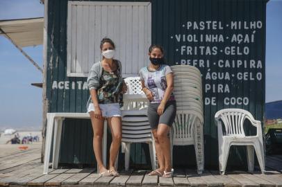 CIDREIRA, RS, BRASIL - 2021.01.11 - Irm¿s trabalham em quiosque na praia de Cidreira e far¿o Enem para Medicina. Na foto: Giovana da Silva Cardoso, m¿scara preta, e Gabrielle da Silva Cardoso, m¿scara branca (Foto: ANDR¿ ¿VILA/ Ag¿ncia RBS)Indexador: Andre Avila<!-- NICAID(14687687) -->