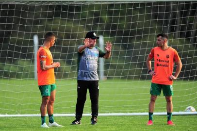  CAXIAS DO SUL, RS, BRASIL, 01/10/2020. Treino do Juventude no CT. O Juventude está disputando a série B do Campeonato Brasileiro 2020. Na foto, Igor (E), técnico Pintado (C) e Eltinho. (Porthus Junior/Agência RBS)Indexador:                                 <!-- NICAID(14606988) -->