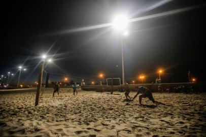  IMBÉ, RS, BRASIL - 2021.01.08 - Este é o primeiro veraneio com novas iluminações públicas na faixa de areia de Imbé. Os novos postes permitem que as pessoas aproveitem até mais tarde a praia, alguns praticando esportes ao longo da noite. (Foto: ANDRÉ ÁVILA/ Agência RBS)Indexador: Andre Avila<!-- NICAID(14687139) -->