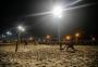 Surfe, patinação e beach tennis: como veranistas aproveitam a beira-mar iluminada à noite