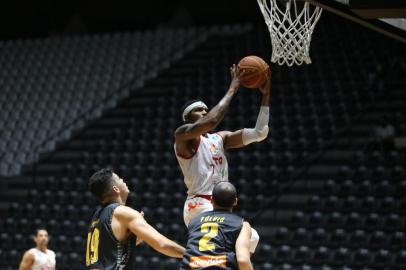 Caxias do Sul Basquete x Mogi das Cruzes, pelo NBB, no Ginásio Wlamir Marques, em São Paulo.<!-- NICAID(14687305) -->