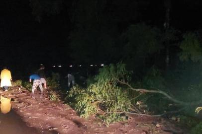 O temporal registrado na noite desta segunda-feira (11) no sul do Estado causou estragos, como queda de árvores, postes e destelhamento de residências. Conforme o último levantamento da CEEE, quase 300 mil clientes estão sem energia elétrica ¿ são 180 mil na área de Pelotas, 40 mil em Rio Grande e 35 mil em Camaquã. Na foto, estragos na praia do Laranjal, em Pelotas. Foto: Defesa Civil Regional de Pelotas/Divulgação<!-- NICAID(14688326) -->