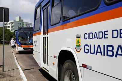 GUAIBA, RS, BRASIL, 28-12-2015: Passageiro embarca em terminal de ônibus na região central de Guaiba. A passagem ficou R$ 0,50 mais barata na cidade. O Consórcio Expresso Assur foi o vencedor da primeira licitação em 89 anos de história do município. Usuários do transporte coletivo, no entanto, reclamam de redução de horários e mudança nos itinerários. (Foto: Mateus Bruxel / Agência RBS)<!-- NICAID(11915032) -->