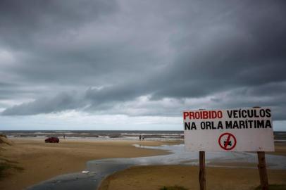  CIDREIRA, RS, BRASIL - Novas placas instaladas pela  prefeitura na orla que proíbem a passagem de carros para a areia da praia. (Foto: Jefferson Botega/Agencia RBS)Indexador: Jefferson Botega<!-- NICAID(14688536) -->