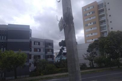  Poste danificado preocupa moradores do bairro Santa Catarina em Caxias<!-- NICAID(14688818) -->