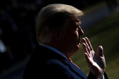 US President Donald Trump walks to Marine One on the South Lawn of the White House on January 12, 2021 in Washington,DC before his departure to Alamo, Texas. (Photo by Brendan Smialowski / AFP)<!-- NICAID(14688987) -->