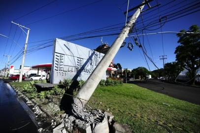 SAPIRANGA,RS,BRASIL.2021,01,15.Carro funebre desgovernado,bate em BMW e presa contra poste,e motorista da BMW,venho a falecer no local.(RONALDO BERNARDI/AGENCIA RBS).<!-- NICAID(14690936) -->