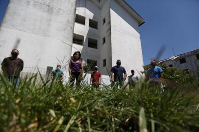 Gravataí, RS, BRASIL , 28/12/2020- Obras do Programa Minha casa minha vida estão parados na cidade de Gravataí, e causaram grande prejuízo a pessoas que investiram para ter a casa própria. Na foto (esq/dir):Osmar Flores, Édson Flores (verde), Tiago Fatturi de Souza(magrinho careca), Joyce Barcellos, Ricardo Mestre (óculos escuro), João Martins (boné), Hugo Martins (de azul).  Foto:  Jefferson Botega  / Agencia RBSIndexador: Jefferson Botega<!-- NICAID(14677780) -->